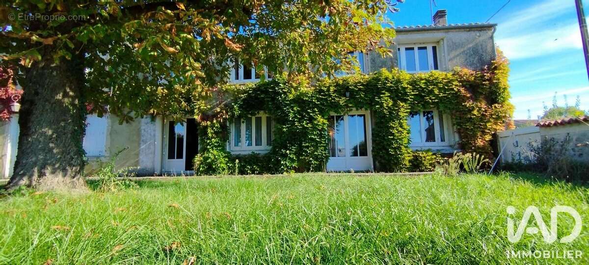 Maison 163 m² à Saint-Georges-De-Longuepierre  - photo 2