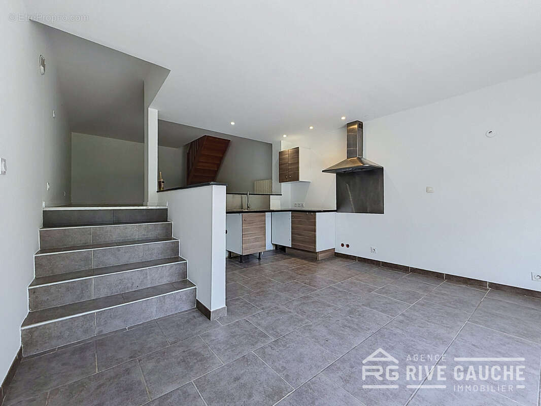 Maison de charme avec cour, garage et stationnement à Chonas-l'Amballan - photo 2