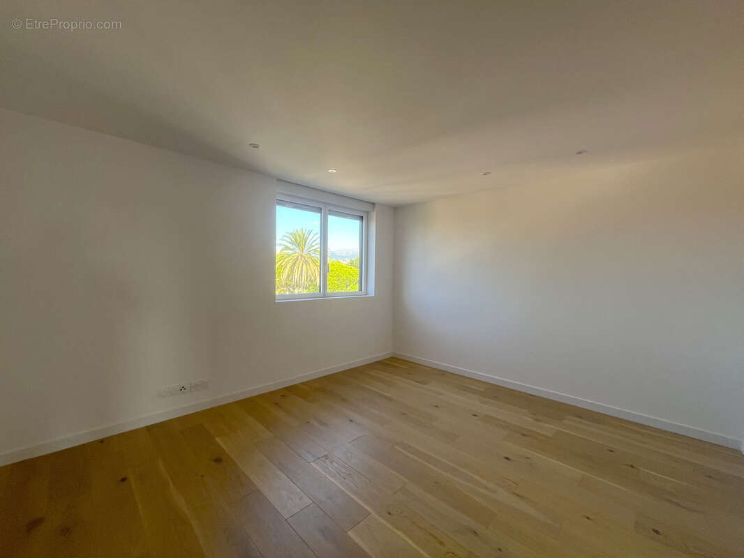 Appartement à SAINT-LAURENT-DU-VAR