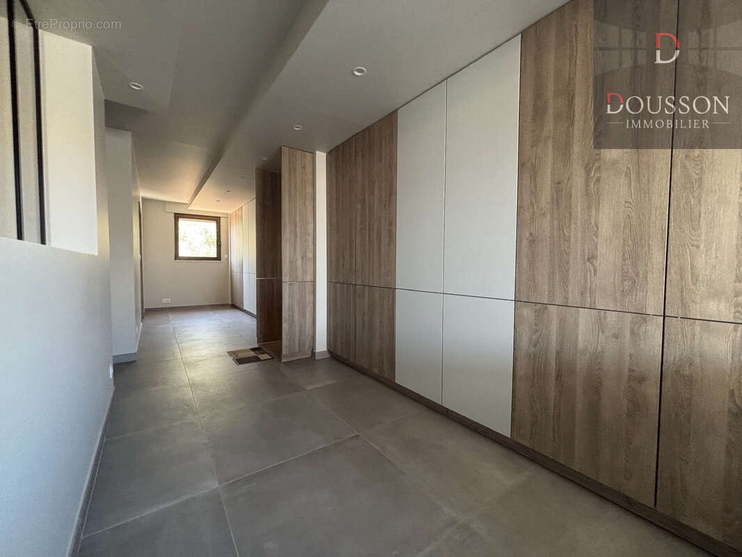 Villa de prestige de 220 m2 avec piscine, vaste garage et prestations haut de gamme à Aigues-Mortes - photo 10