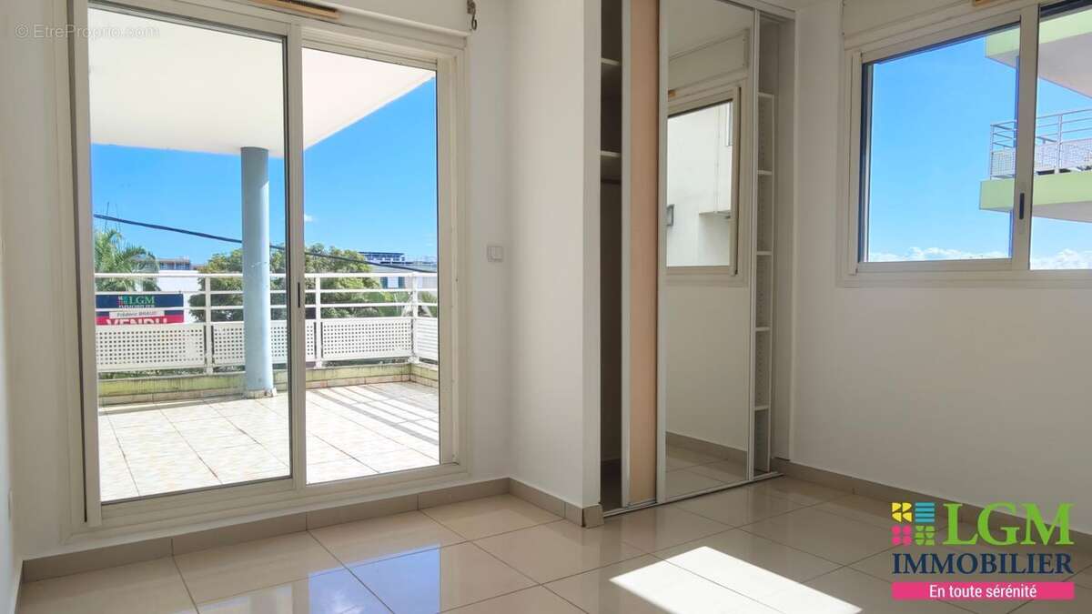 Dernière baisse de prix - T4 de 102 m² avec terrasse et 2 parkings à Sainte-Clotilde - photo 5