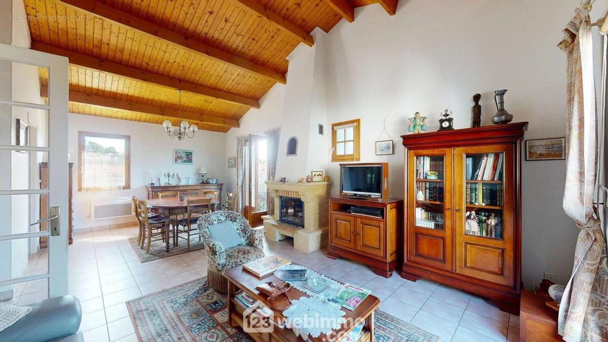 Séjour avec insert - Maison à JARD-SUR-MER