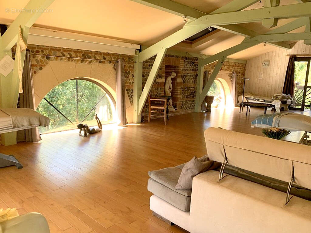 46800 Montcuq -Propriété de caractère 420 m², 11 chambres, piscine et espace bien-être sur 2,5 ha - photo 9