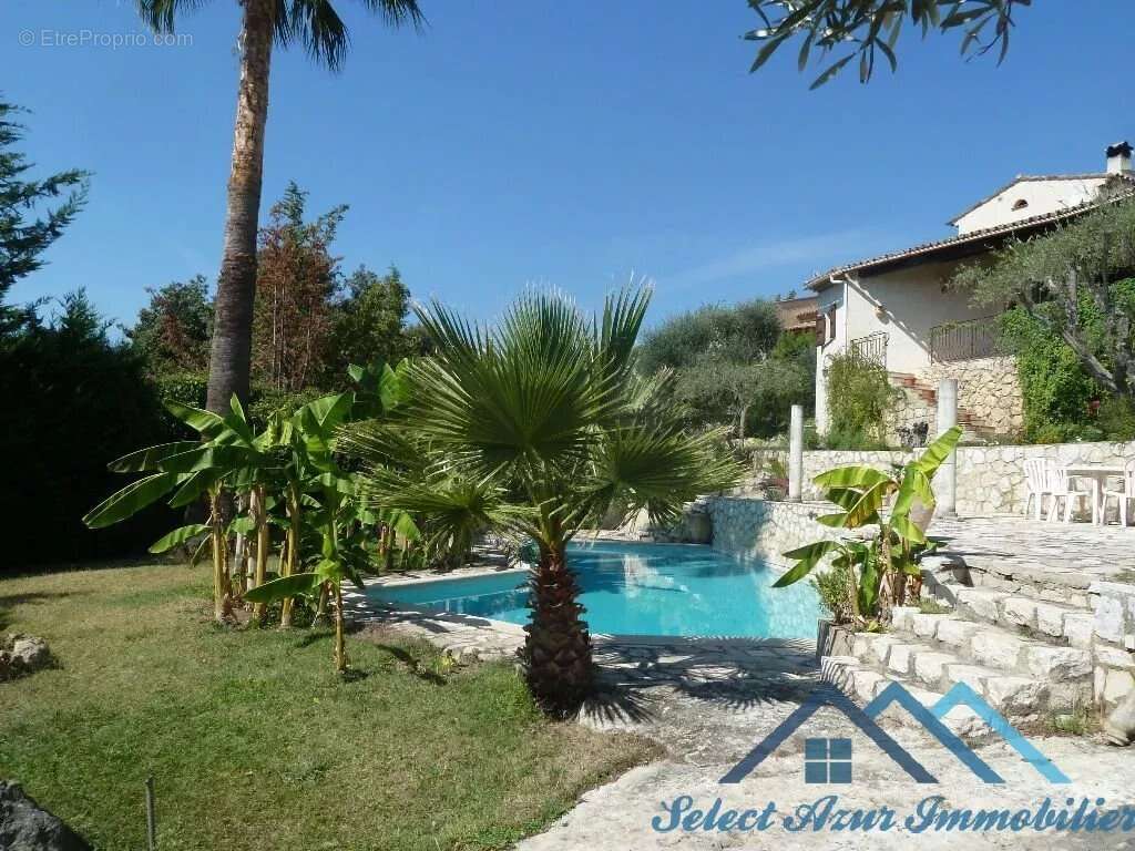 Cour Piscine - Maison à TOURRETTES-SUR-LOUP