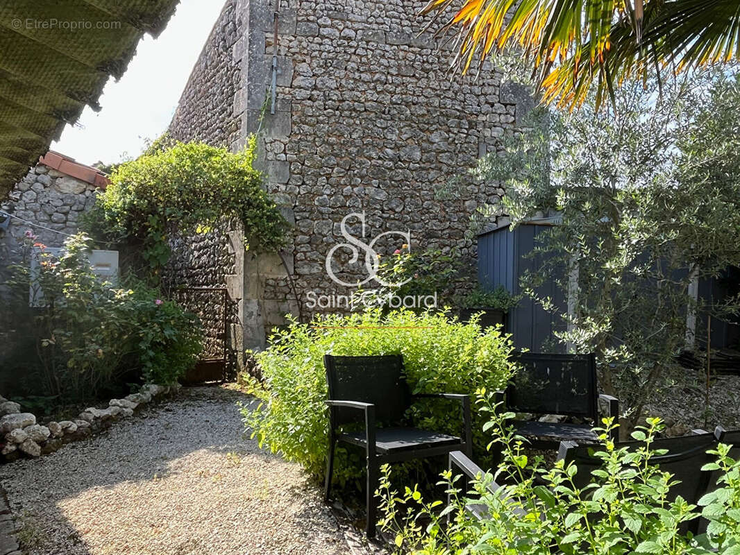 Maison à ROULLET-SAINT-ESTEPHE