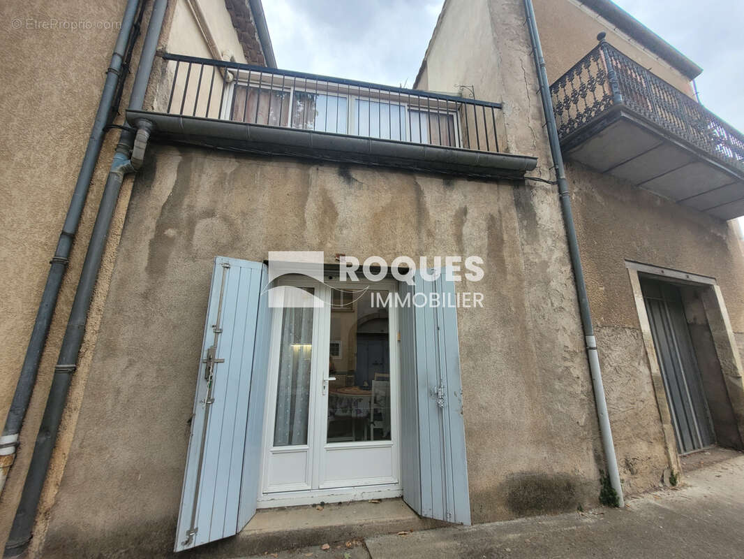 Au POUJOL SUR ORB , maison de village environ 150 m2 habitable divisé en 2 appartements, grand garage, et une - photo 3