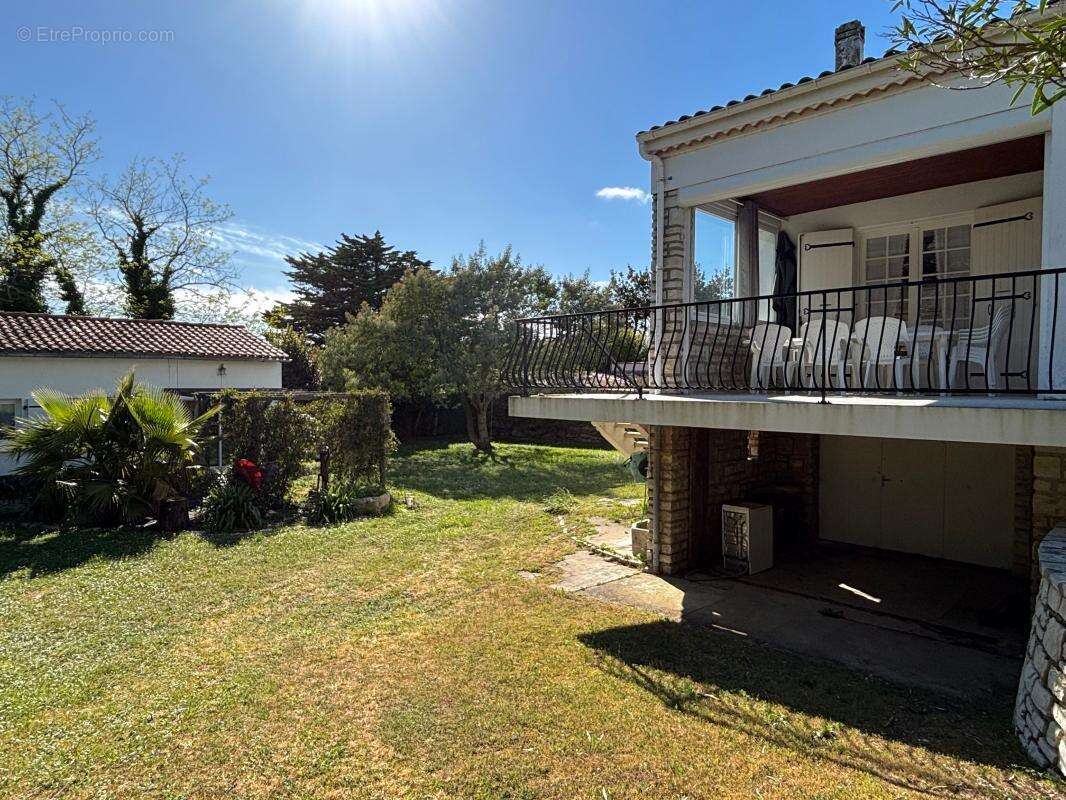 À vendre – Belle maison familiale avec vue mer, dépendance et jardin – La Brée-les-Bains, plage à pied - photo 7