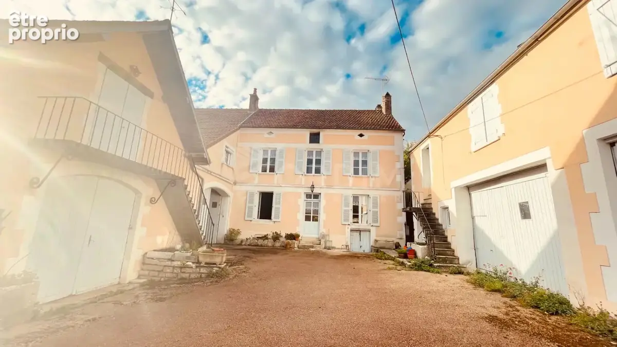 Maison de caractère avec dépendances et usage professionnel au c?ur du village - photo 14