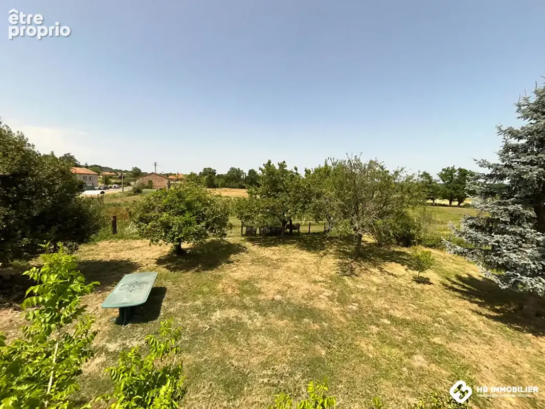 Maison avec vue campagne, grand potentiel et dépendances  sise à La Pacaudière - photo 7