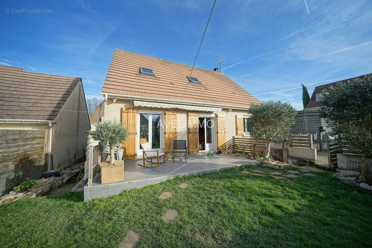 Maison à LA QUEUE-LES-YVELINES