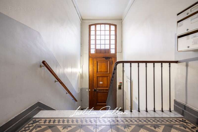 Appartement haussmannien 184.77 m² – 7 pièces – Intégralité du palier – Marseille 8ᵉ - PERIER - photo 16