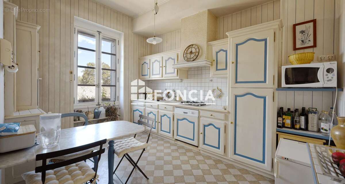 Face à la Cathédrale de Belley, découvrez un appartement bourgeois de 147 m² où parquets en point de Hongrie, moulures d'époque, - photo 5