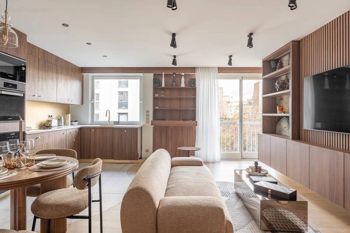 Appartement à PARIS-16E