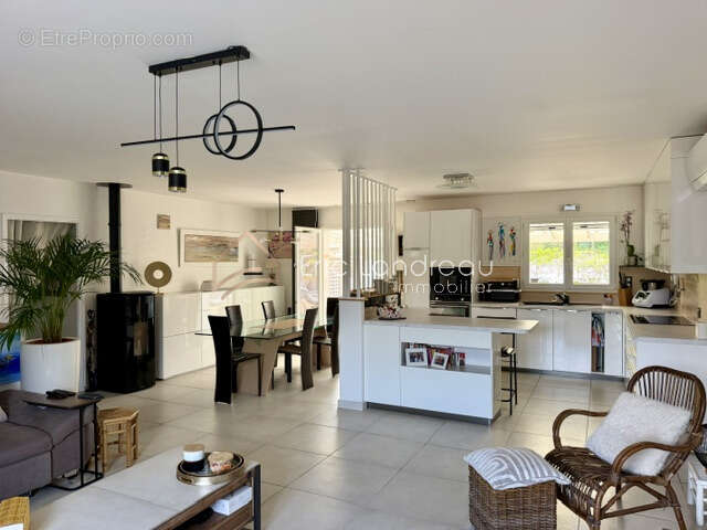 Maison 4 chambres 123 m2 avec piscine, dépandances et grand terrain - A découvrir ! - photo 7