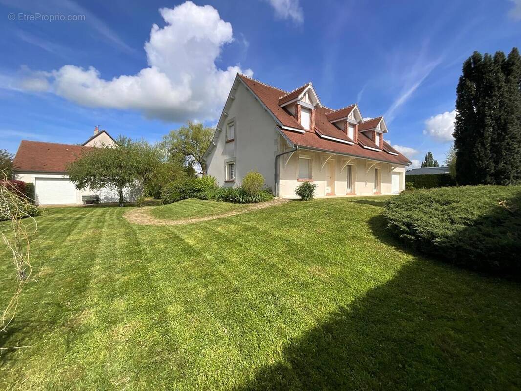 Photo 1 - Maison à MEHUN-SUR-YEVRE