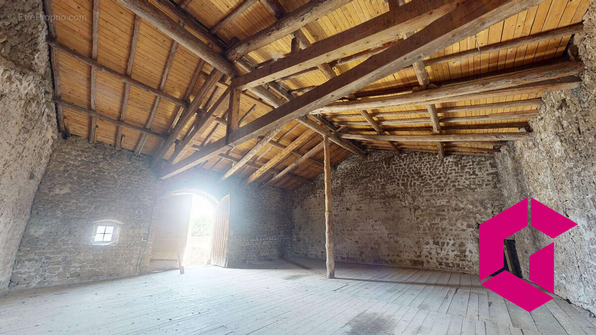 Maison à SAINT-HILAIRE-CUSSON-LA-VALMITTE