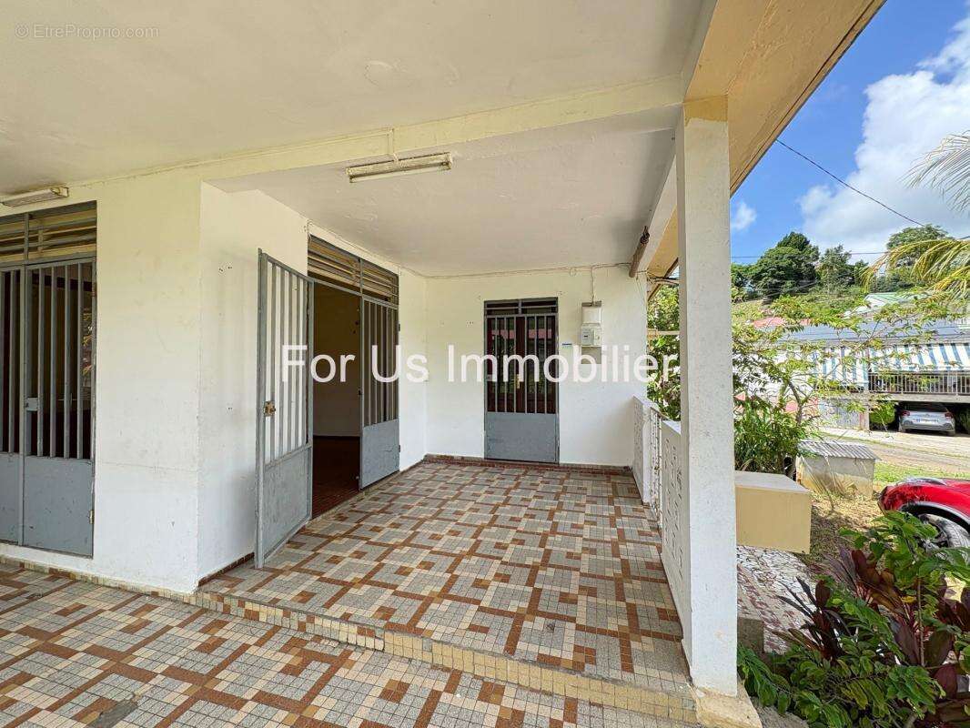 Maison à LES ABYMES