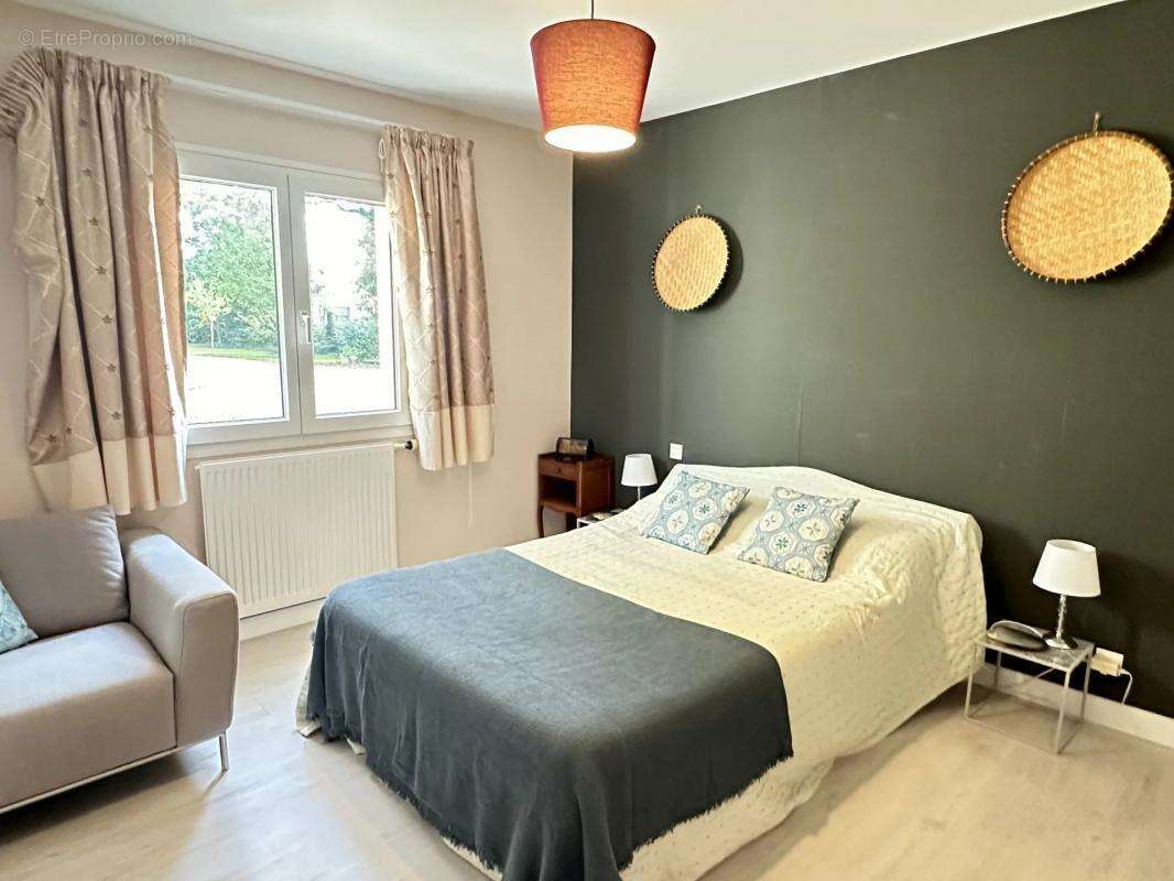À vendre : Maison de plain-pied avec piscine et grand terrain paysagé au Cellier - photo 8