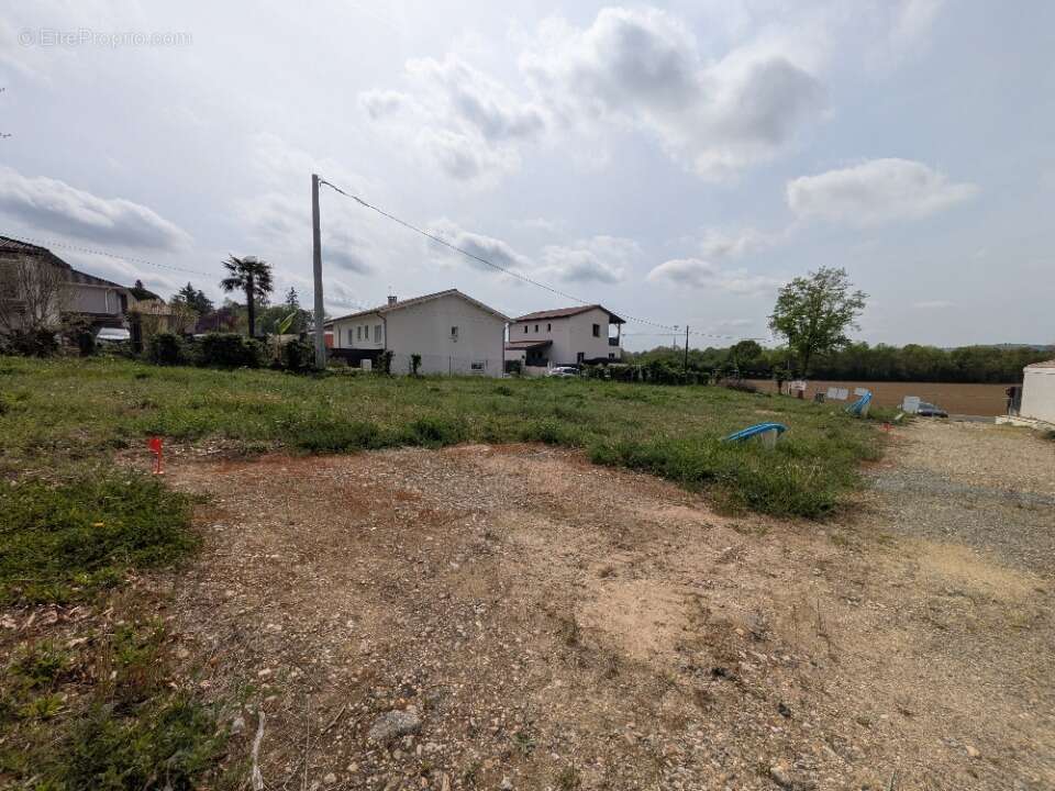 Terrain à JASSANS-RIOTTIER