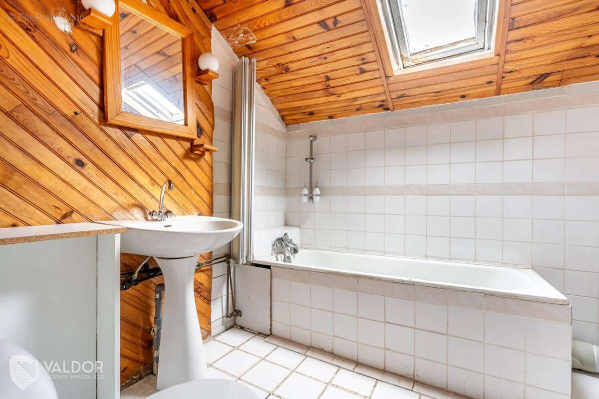 Maison à LA TOUR-DE-SALVAGNY
