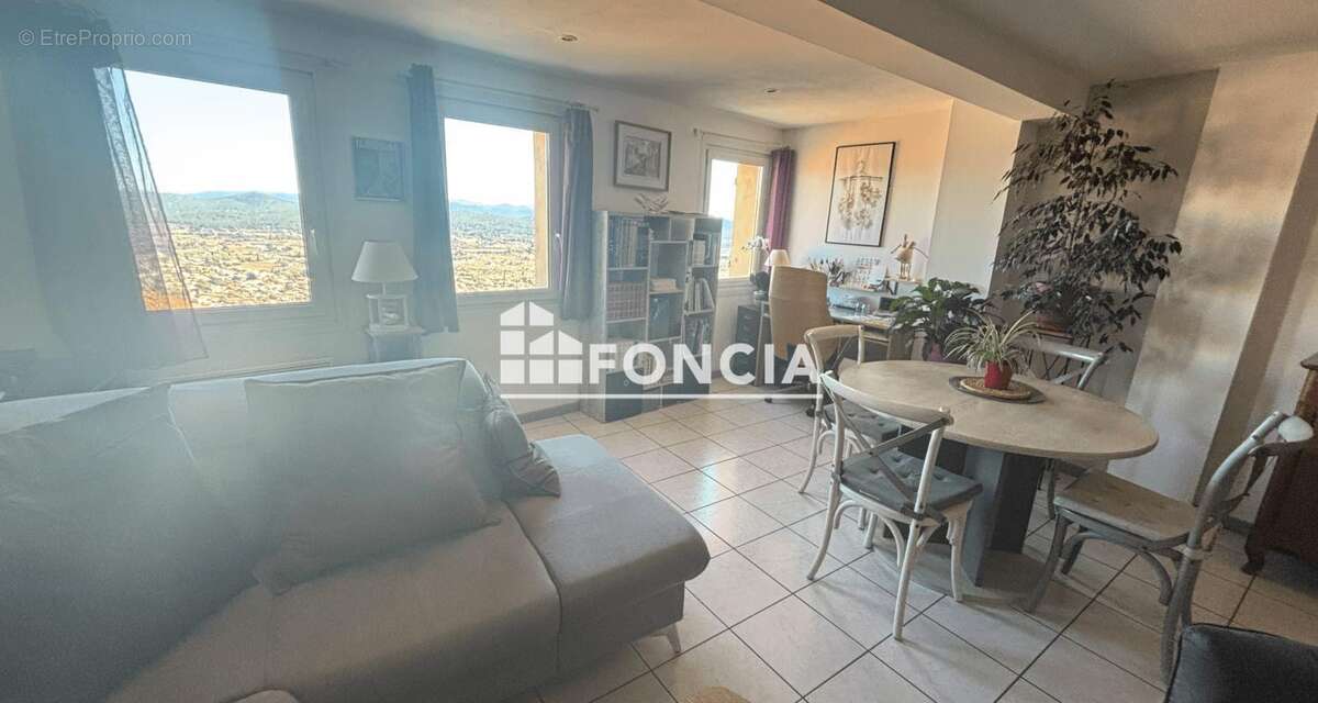 Appartement à SOLLIES-VILLE