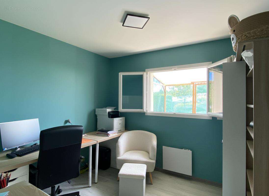 Maison 110 m² à Saint-Yzan-De-Soudiac  - photo 8