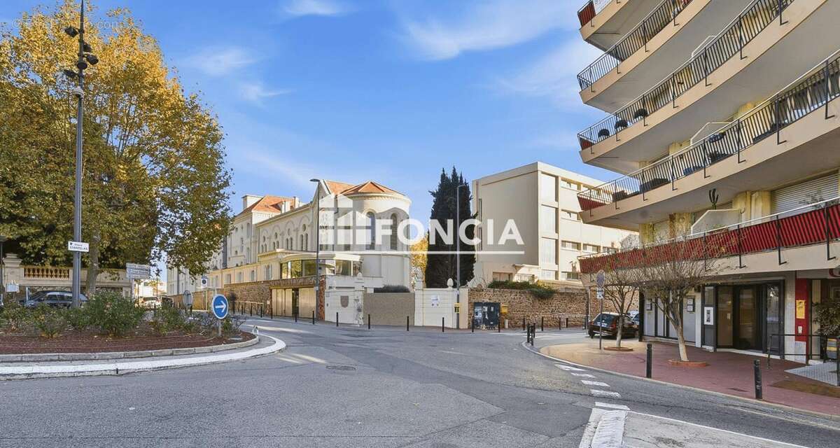 Cannes – Place Stanislas : 3 pièces rénové avec grande terrasse & double parking - photo 4