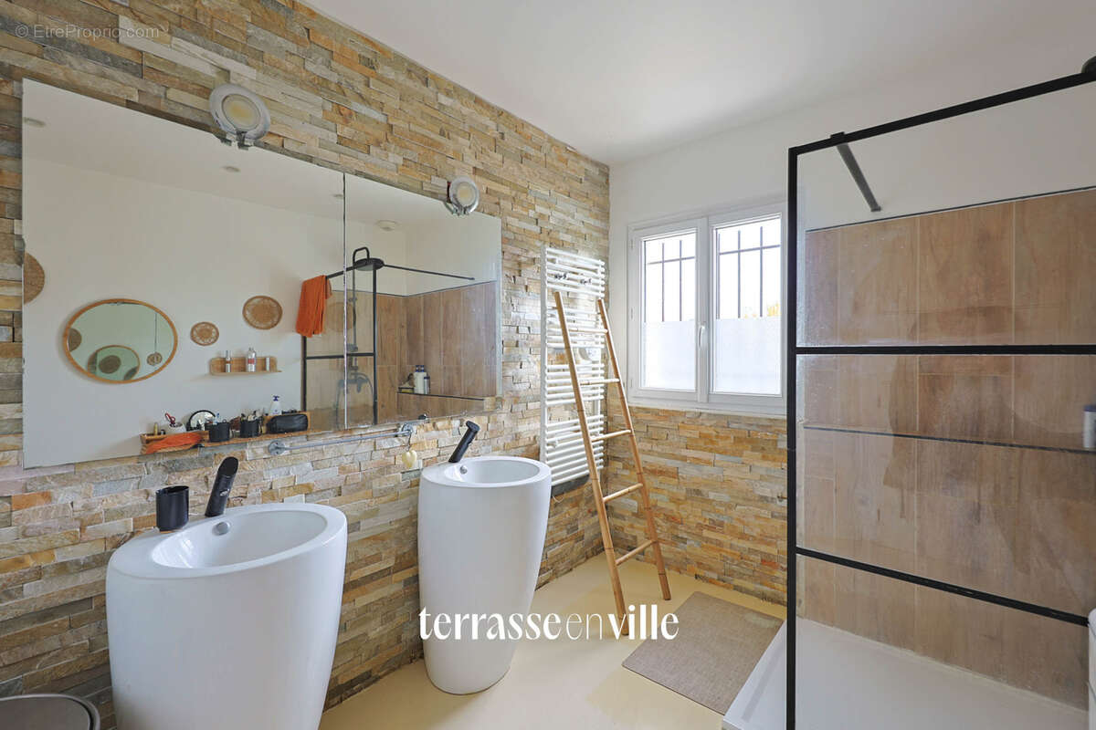 Maison à SIMIANE-COLLONGUE