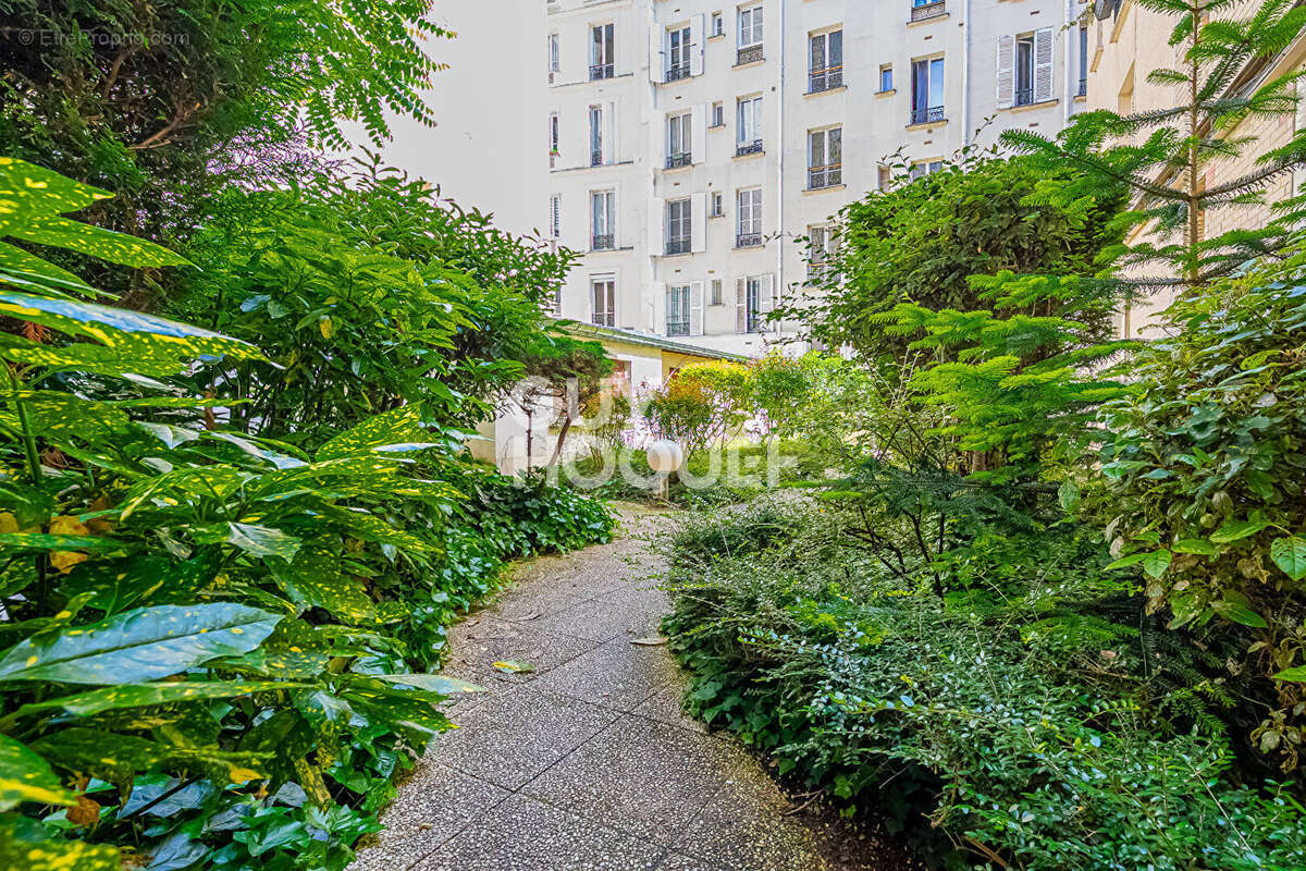 3 pièces 2 chambres / Dernier étage - Ascenseur / Calme / Lumineux / Charme de l'ancien - photo 10