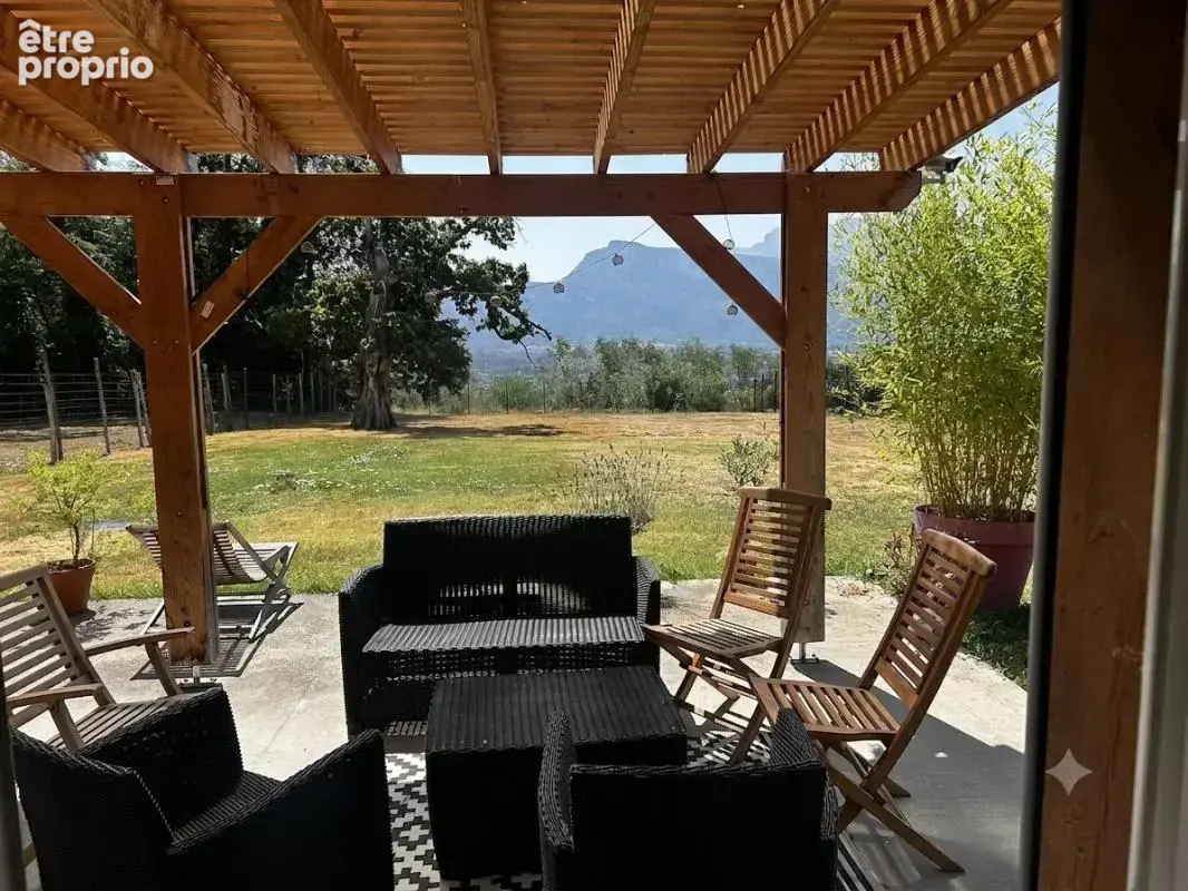 Magnifique corps de ferme en pisé rénové de 224 m² habitables sur 2 153 m² de terrain - photo 2