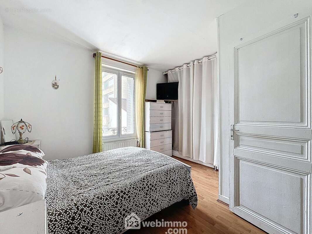 Chambre avec rangements