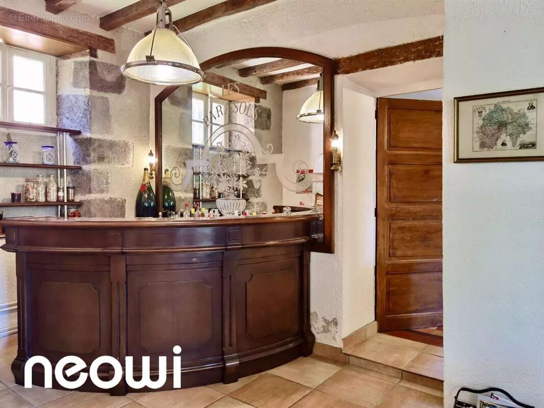 Maison à VIC-SUR-CERE