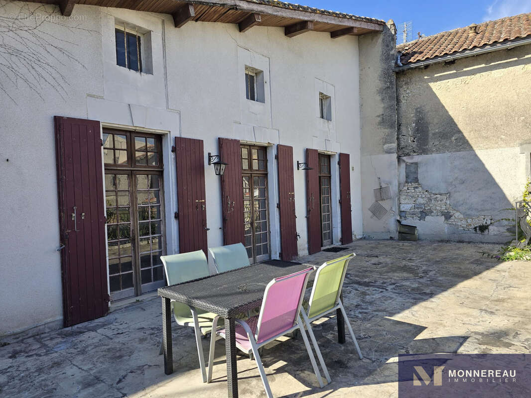 Appartement à BARBEZIEUX-SAINT-HILAIRE