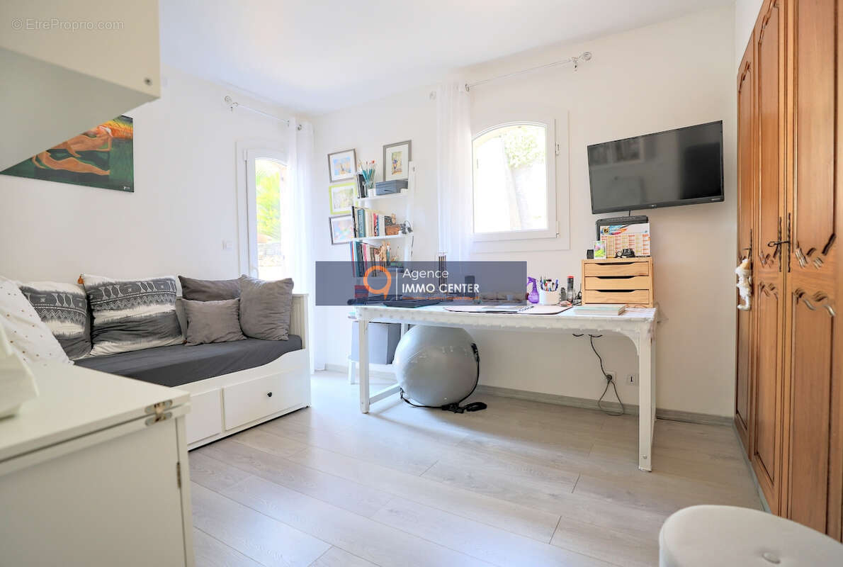 Maison traditionnelle de 150 m2 sur une parcelle de 2335 m2, avec piscine, garage - photo 12