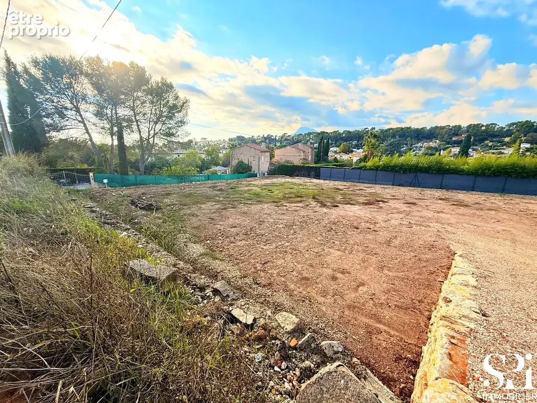 La crau   terrain constructible de 1 216 m2 au calme - photo 1