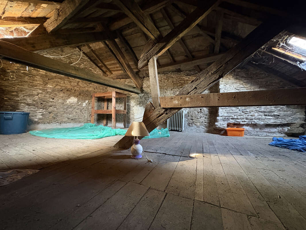 Ségur en Aveyron, Jolie maison au centre du village avec atelier/garage. - photo 12