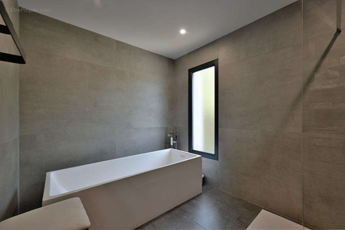 Villa contemporaine de 159 m² 5 chambres avec piscine chauffée sur plus d'un hectare de terrain - photo 11