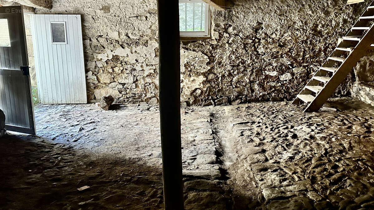 Maison à CHAMPAGNAC-LE-VIEUX