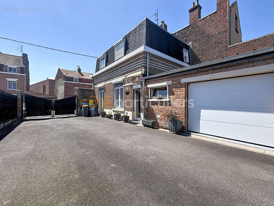 Maison à LA CHAPELLE-D'ARMENTIERES