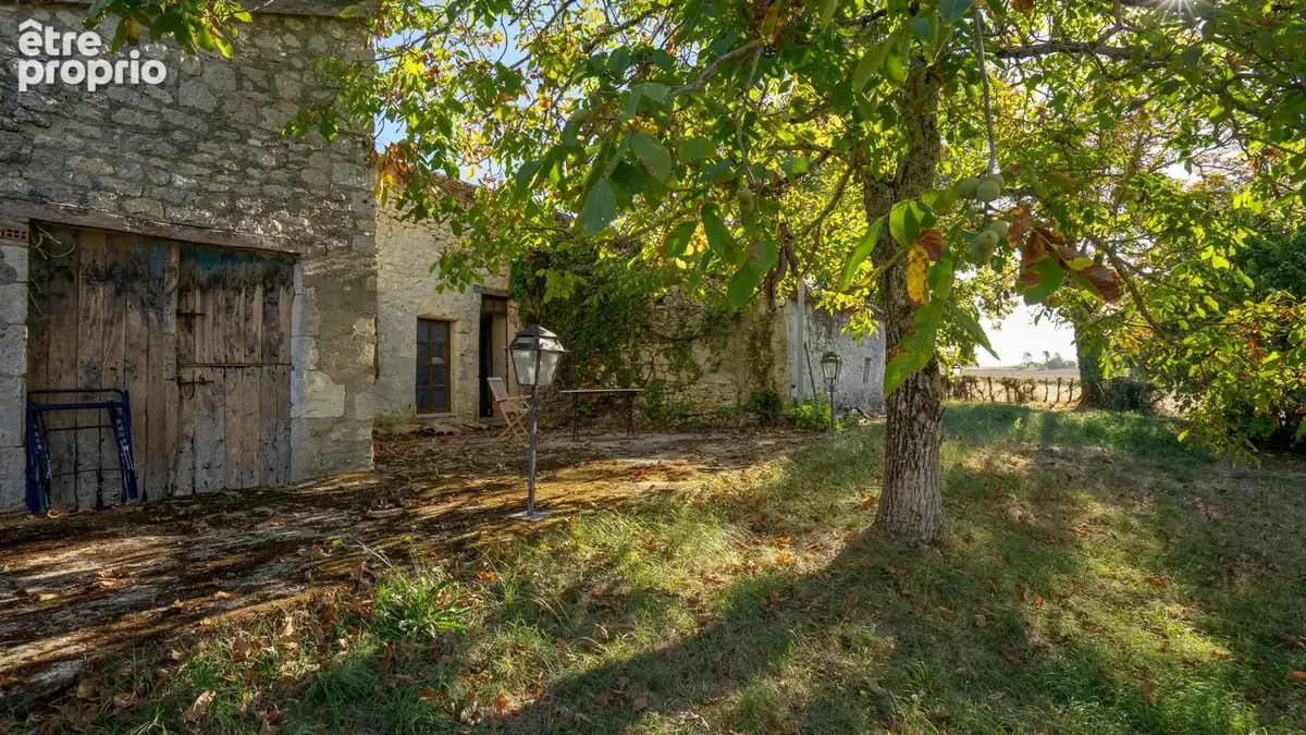 Beau potentiel pour cette propriété en pierre à rénover avec une maison, une grange et un terrain 7802 m2 avec - photo 6