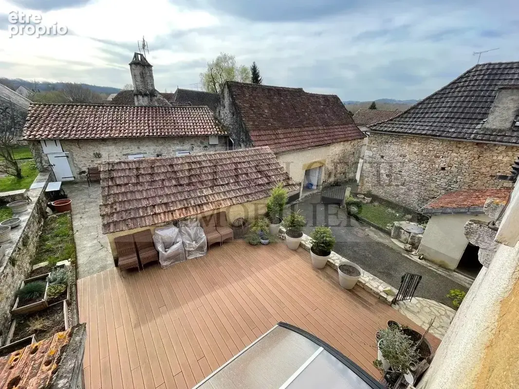 Maison de village pleine de charme avec dépendances, cour intérieure et terrasse  à deux pas des commerces - photo 4
