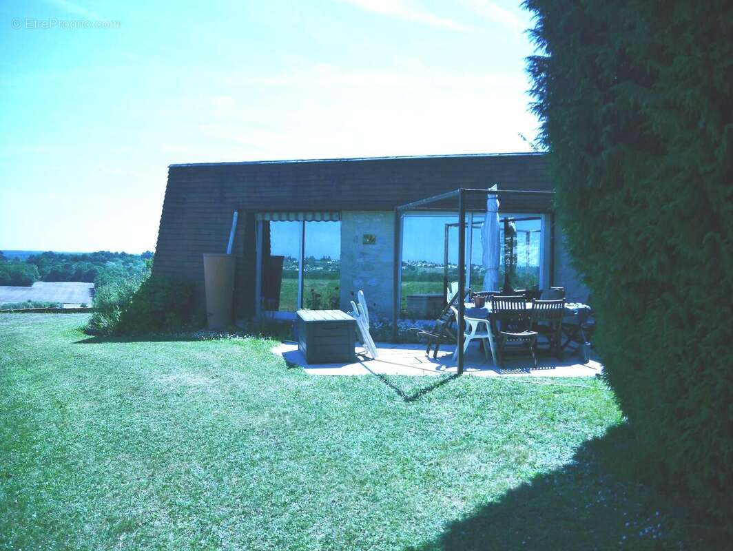 vue sur la terrasse - Maison à MONTPEYROUX