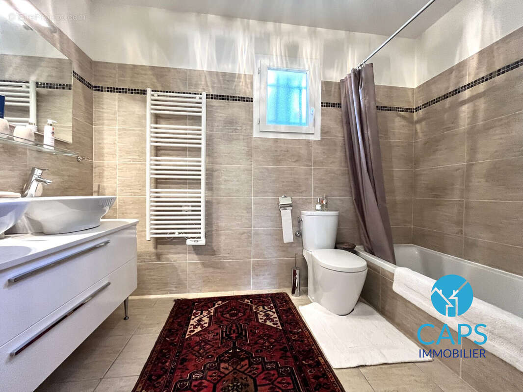 Chambre Rez-de-chaussée - Salle de bains - Maison à GRIMAUD