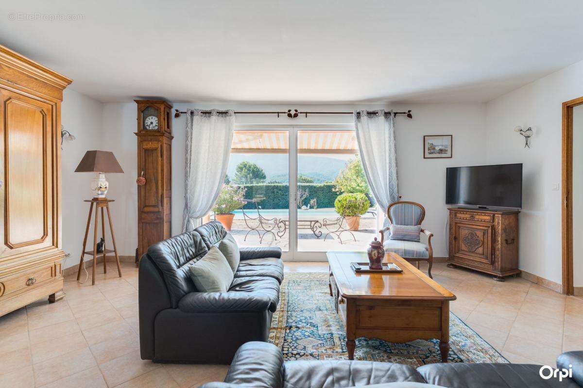 Villa Provençale de Plain-Pied à Saint-Zacharie — Écrin de Charme au Cœur d'un Domaine Arboré de 5 940 m² - photo 15