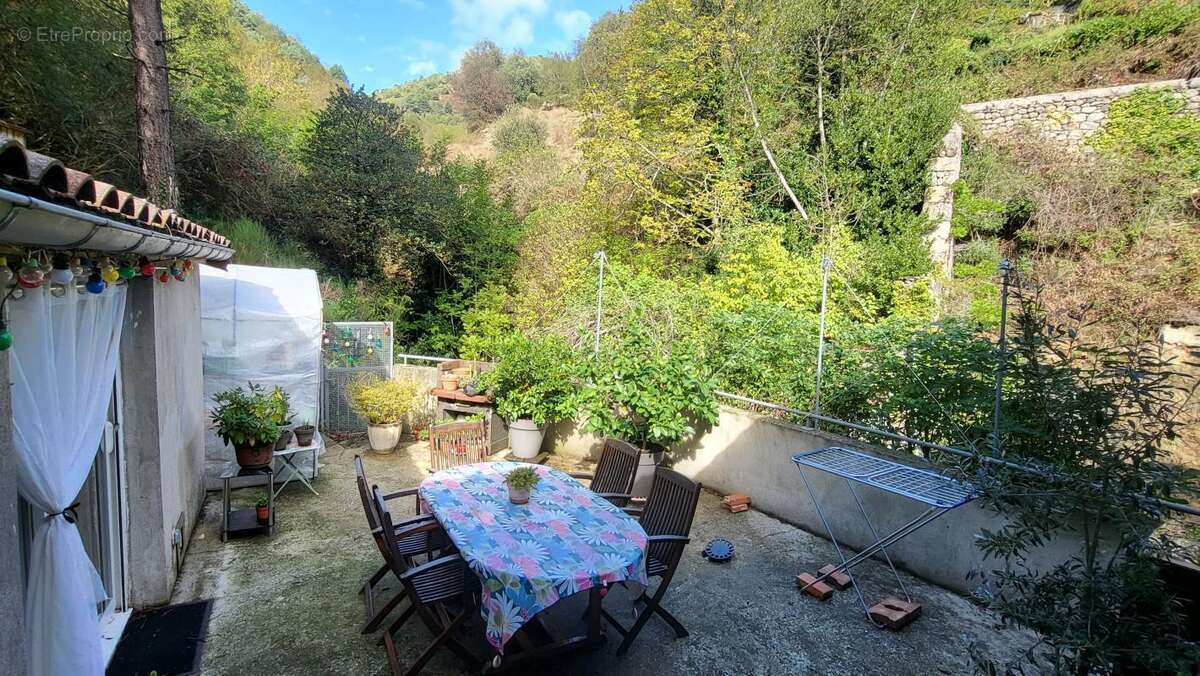 Immeuble de Rapport - 4 appartements et 2 entrepôts - photo 3