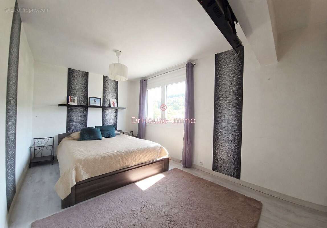 Maison 146 m² à Le Chambon-Feugerolles  - photo 6