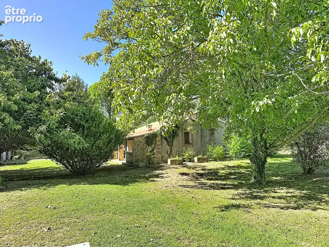 CADENET  Plain-pied, 3 chambres, piscine et terrain de 2 000 m² - photo 9