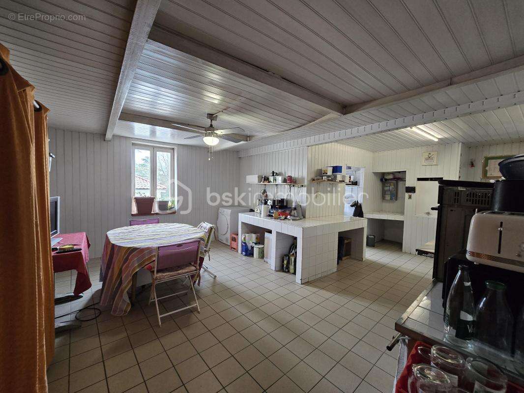 Immeuble en pierre avec ancien restaurant, appartement rénové et terrain de 2900 m² – Fort potentiel – Le Teil - photo 11
