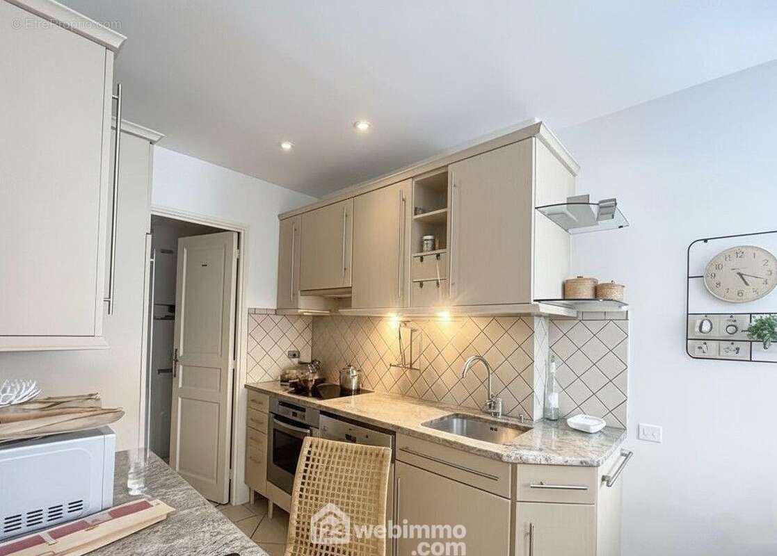Cuisine ouverte moderne et bien agencée, idéale pour un quotidien pratique et agréable. - Appartement à SAINTE-MAXIME