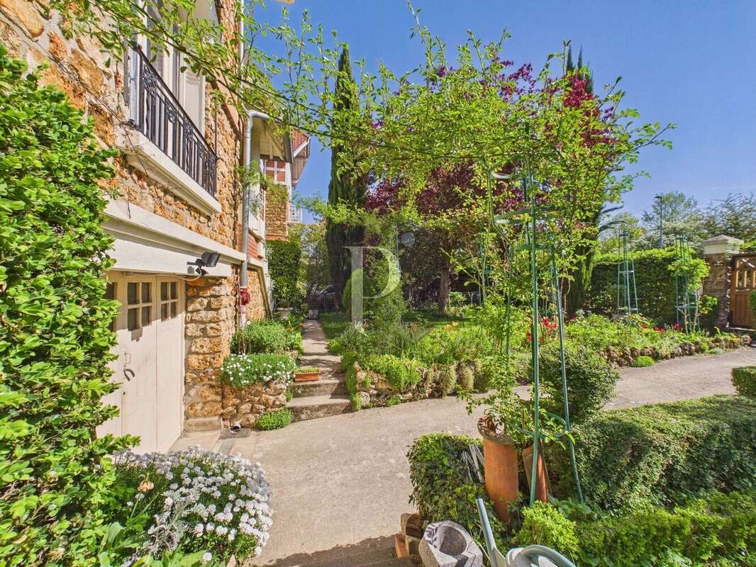 Maison à VERRIERES-LE-BUISSON